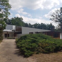 Hiša Louis Carré - naklon strehe je enak naklonu terena.