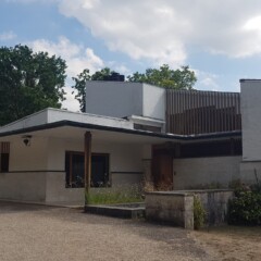 Hiša Louis Carré - glavni vhod pri nadstrešku.