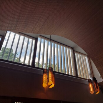 Veliko okno nad vhodom. Strop je obdan z brezovim lesom. Oblika vala je arhitektov podpis aalto = val.