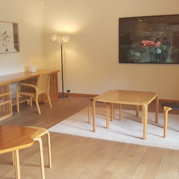 Dnevna soba z artek pohištvom.