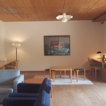 Dnevna soba v finskem stilu, iz nje sta dva izhoda na vrt.