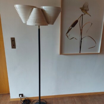 Stoječa luč artek A809 v dnevni sobi. Danes vas tak model stane okoli 4000€.