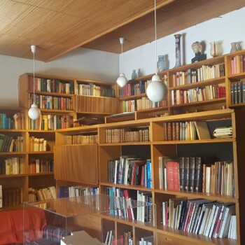 Galeristova delovna soba-knjižnica.