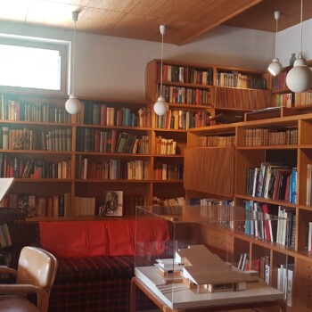 Galeristova delovna soba-knjižnica. Spodaj maketa hiše.