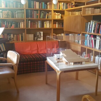 Galeristova delovna soba. Spodaj maketa hiše.