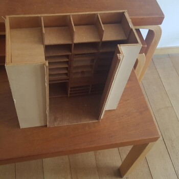 Maketa garderobne omare v gospodovi sobi. Gospa je imela nekoliko večjo. Po policah so ostali še njuni osebni predmeti in obleke.