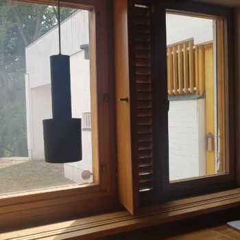 Pogled iz spalnice. Spalnica je imela tudi en izhod, skozi katerega je šel zjutraj plavat v bazen zraven.