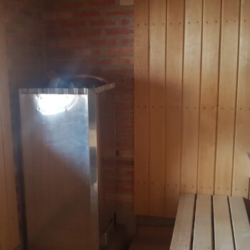 Finska savna v hiši. Za Francoze je to relativno neobičajno.