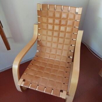 Naslonjač artek 406 v kuhinji. Artek original stane danes nekaj manj kot 2000€, v Ikei dobite kopijo za manj kot 100€.