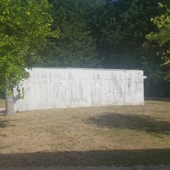 Pogled iz kuhinje je na vzhod. Aalto je namenoma postavil belo garažo pred okno, da čez dan odbija svetlobo nazaj v prostor.