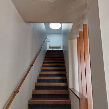 Stopnice v nadstropje, to ni odprto na ogled in baje je še v slabšem stanju kot pritličje.