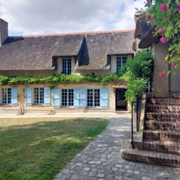 Monnet je prenovil staro kmetijo in streho na novo prekril s slamo.