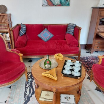 Dnevna soba z Monnet konjakom.