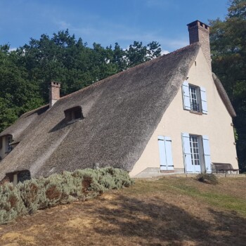 Stara kmetija s slamnato streho.