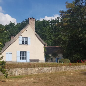 Monnetova hiša v obliki črke L.