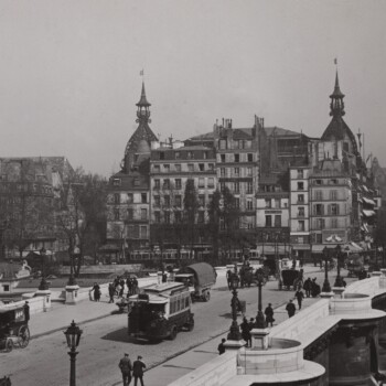 Pogled na stolpiča art nouveau Samaritaine za starejšimi stavbami ob Seni leta 1925, pred njihovim rušenjem. Vir slike: bibliotheques-specialisees.paris.fr