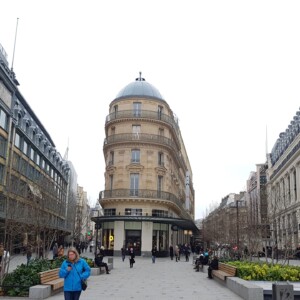 v sredini Samaritaine 1, desno art nouveau Samaritaine 2 in desno Belle Jardiniere, ni del veleblagovnic.
