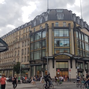 Samaritaine 1 s strani ulice Rivoli. Art nouveau arhitekt Franz Jourdain ji je dodal železni nadstrešek in vitrine okrašene z rumenimi emajli.