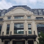 La Belle Jardiniere - sedež podjetja Louis Vuitton, nasproti in zraven Samaritaine veleblagovnic. Samaritaine in LV pripadajo skupini LVMH.