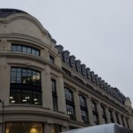 Poslovno trgovinska stavba la Belle Jardiniere - viden monogram na fasadi. Med Samaritaine veleblagovnicami, je sedež podjetja Louis Vuitton.