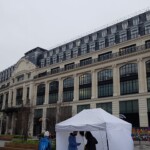 Poslovna stavba s pisarnami in trgovinami La Belle Jardiniere. Ni del veleblagovnic, kljub vsemu pripada skupini LVMH in je sedež LV - Louis Vuitton podjetja.