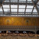 Poslikava pavov na emajlu pod železno strukturo, pod njo kavarna na najvišjem nivoju.