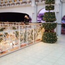 Le še v zadnjem nadstropju, kjer so kavarne, so ohranili steklena tla, ki prepuščajo svetlobo navzdol.