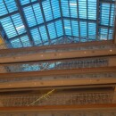 Steklena streha, ki prepušča veliko svetlobe in dobro ogrevanje s pomagali zadržati kupca v trgovini.