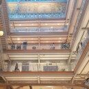 Notranjost art nouveau Samaritaine in na vrhu je vidna poslikava pavov na emajlu.