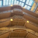 Železna art nouveau struktura in na vrhu steklena streha, ki osvetljuje notranjost.