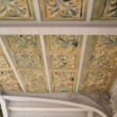 Stropovi so okrašeni s keramičnimi ploščicami.