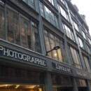 Sprehod okoli prenovljene fasade art nouveau Samaritaine 2. Napisi oglašujejo blago na prodaj.