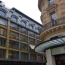 Sprehod okoli prenovljene fasade art nouveau Samaritaine 2. Hkrati pogled na Samaritaine 1 z dodanim art noveau nadstreškom.