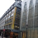 Sprehod okoli prenovljene fasade art nouveau Samaritaine 2, ki je na drugi strani povezana z novozgrajeno moderno Samaritaine 4. Levo Samaritaine 1.