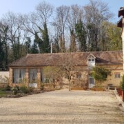 Zunanjost rastlinjaka in razstavnega prostora ob čajnici.