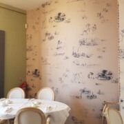 Tapete v čajnici so risbe Rose Bonheur.