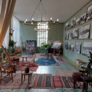 Notranjost razstavnega prostora ob čajnici.