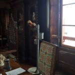 Pisalna miza v Rosinem ateljeju, zraven njena nagačena papiga Coco.