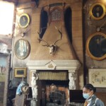 Atelje Rose Bonheur. Na stolu desno od slike je njen moder plašč in klobuk.