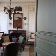 En od salonov v gradu, fotografiran na skrivaj.