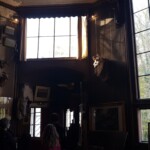 Največje okno v ateljeju je namenoma obrnjeno na sever.