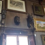 Risbe in slike. Konje je izdelal iz mavca. Divja svinja je iz njene menažerije.