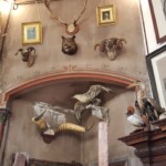 Nagačene ptiče je kupila, levo sta portreta njenih staršev.