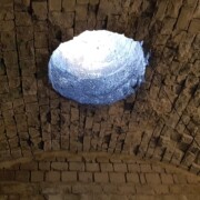 Pod dvoriščem v vodni cisterni - podobno kot jo ima ljubljanski grad.