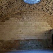 Pod dvoriščem v vodni cisterni - podobno kot jo ima ljubljanski grad.