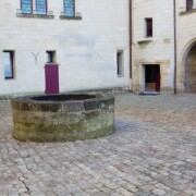 Cisterna za vodo na grajskem dvorišču.