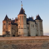 Grad Saumur v zahajajočem soncu.