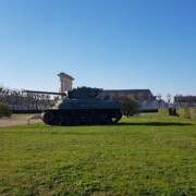 Sherman tank pred vojaško šolo.