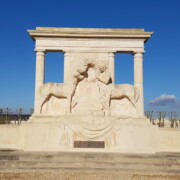 Spomenik padlim kadetom med 2 sv. vojno pred vojaško šolo.