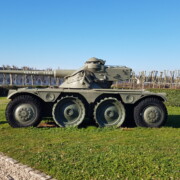 EBR - izvidniški tank pred konjeniško šolo.